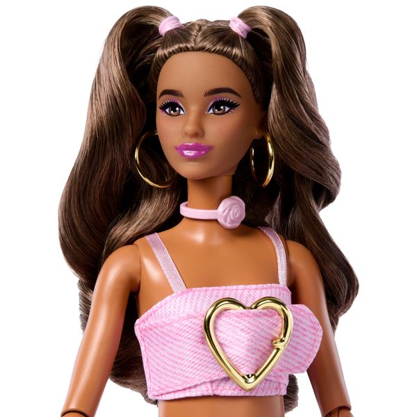 Barbie - deluxe style flare jeans,  bambola dai capelli castani mossi e top in denim rosa, jeans svasati con stampa rosa e accessori - Barbie