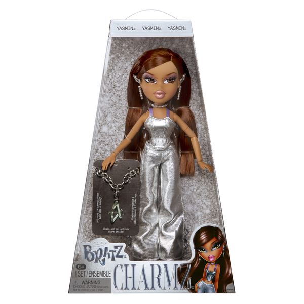 Bratz charmz yasmin - bambola fashion con braccialetto e charm collezionabile, include outfit e accessori, confezione da esposizione - BRATZ