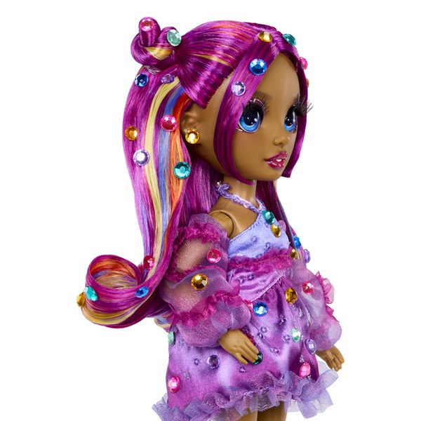 Rainbow high be dazzling - noemie violette - bambola fashion viola da 28 cm con decori, gemme scintillanti e accessori per lo styling - Rainbow High