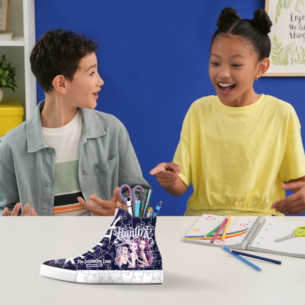 Ravensburger - portapenne sneaker puzzle 3d k-pop demon hunters, 108 pezzi, organizer da scrivania, 8 anni+ - NETLFIX, RAVENSBURGER, K-POP DEMON HUNTERS