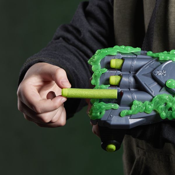 Hasbro marvel studios, avengers: doomsday, dottor destino, doomglow blaster nerf - Avengers