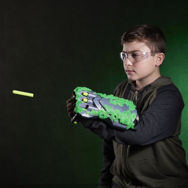 Hasbro marvel studios, avengers: doomsday, dottor destino, doomglow blaster nerf - Avengers