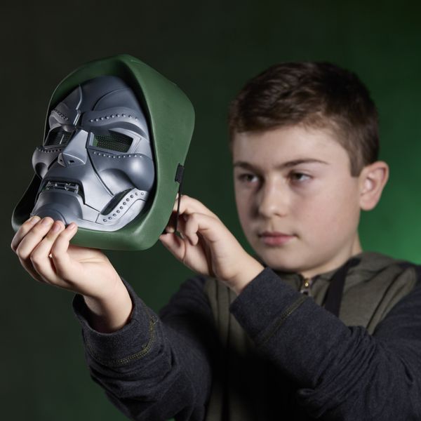 Hasbro marvel studios, avengers: doomsday, maschera con effetto ondata di potere del dottor destino - Avengers