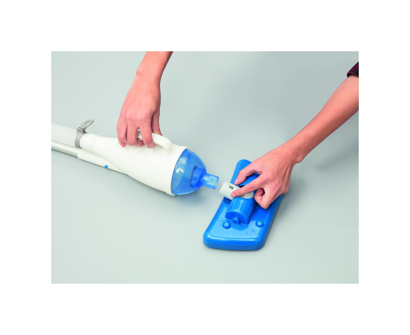 Bestway aspiratore funziona con pompe da 2.006 lt/h e superiori, tubo da mt. 6 e mm. 32  di diametro incluso, ideale per tutte le piscine, asta in alluminio in 4 sezioni, 3 adattatori - Bestway