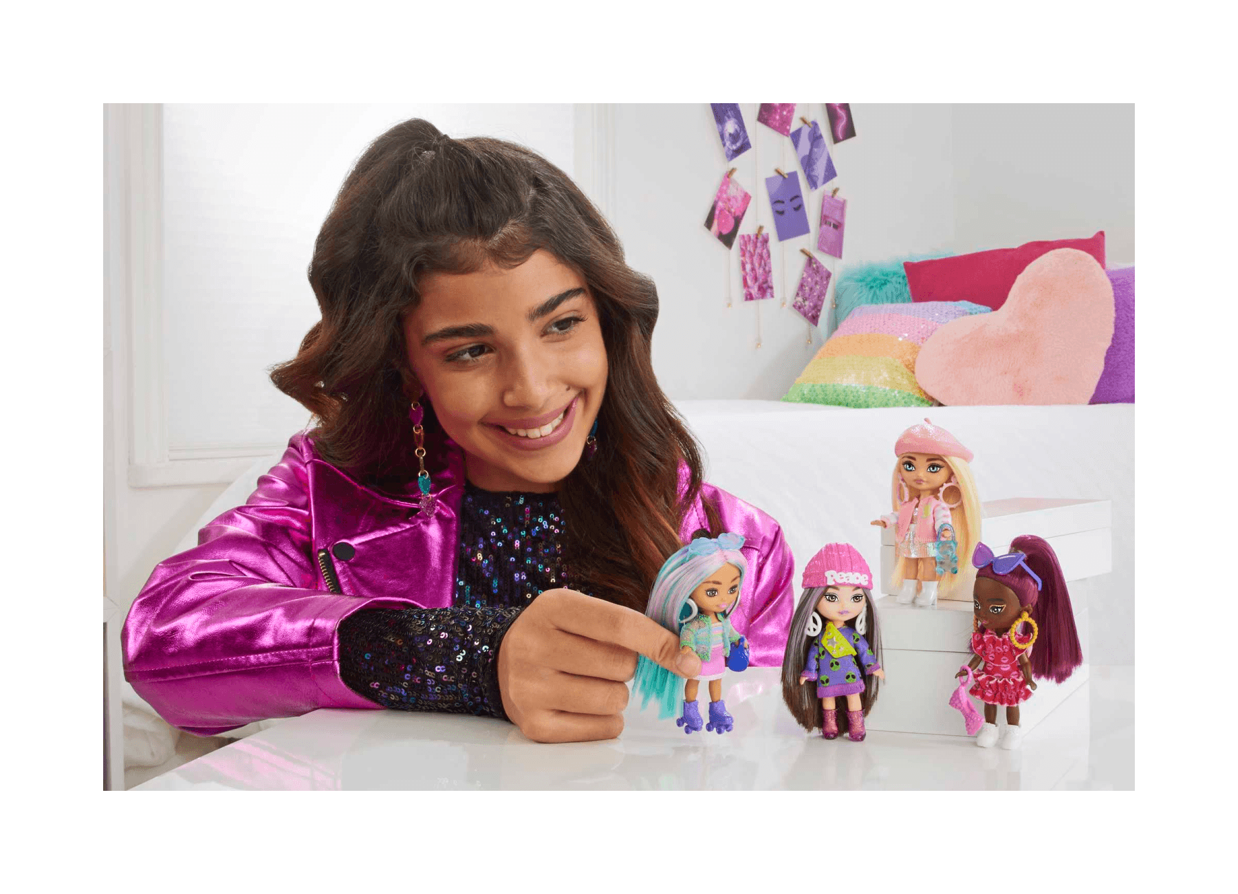 Barbie - barbie extra mini minis, bambola con capelli bordeaux e occhiali da sole, abito rosso con volant, vestiti e accessori, giocattolo per bambini, 3+ anni, hln47 - Barbie