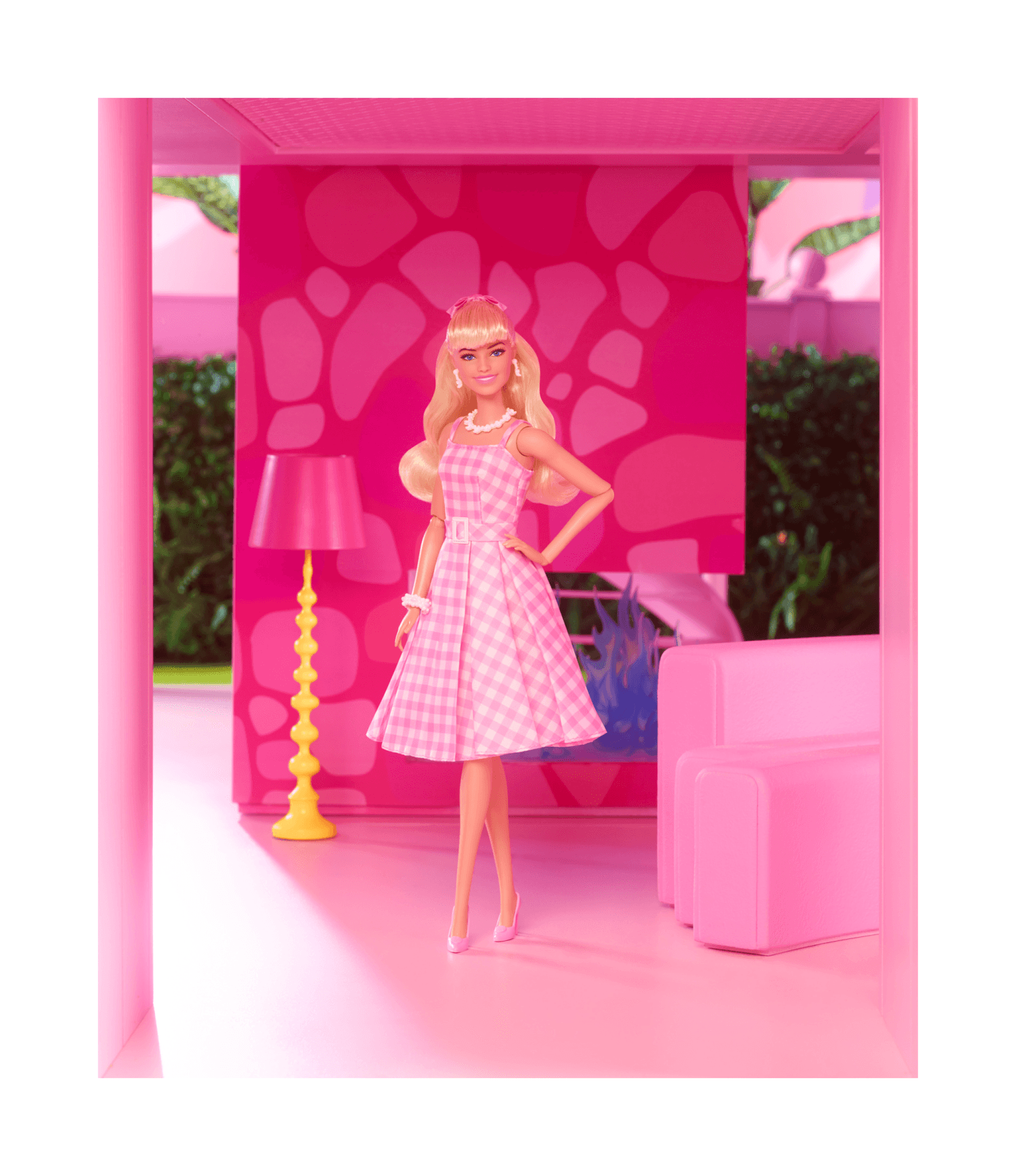 Barbie the movie - margot robbie, bambola del film barbie da collezione con abito vintage a quadretti rosa e bianco e collana con margherita, 3+ anni, hpj96 - Barbie