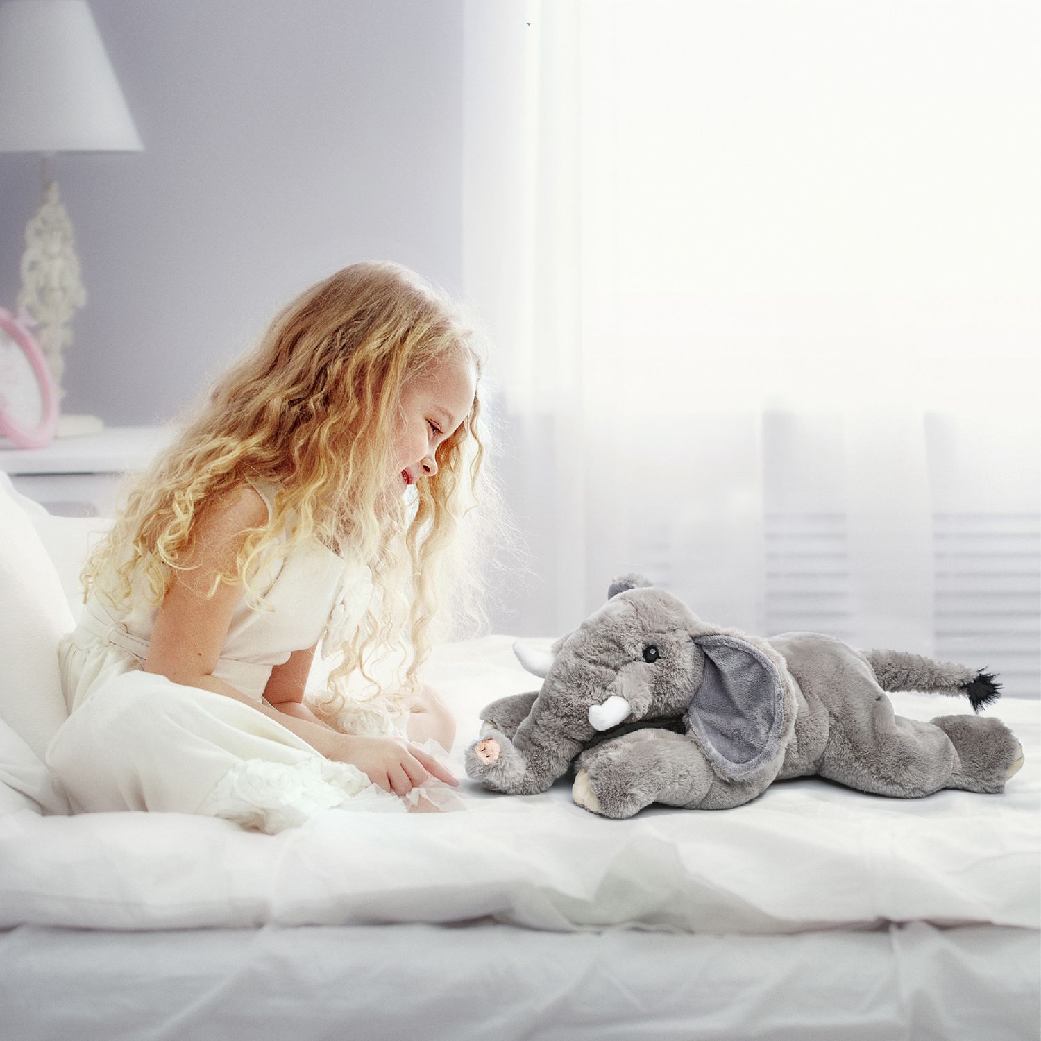 Peluche elefante sdraiato lungo 38 cm - FAO Schwarz