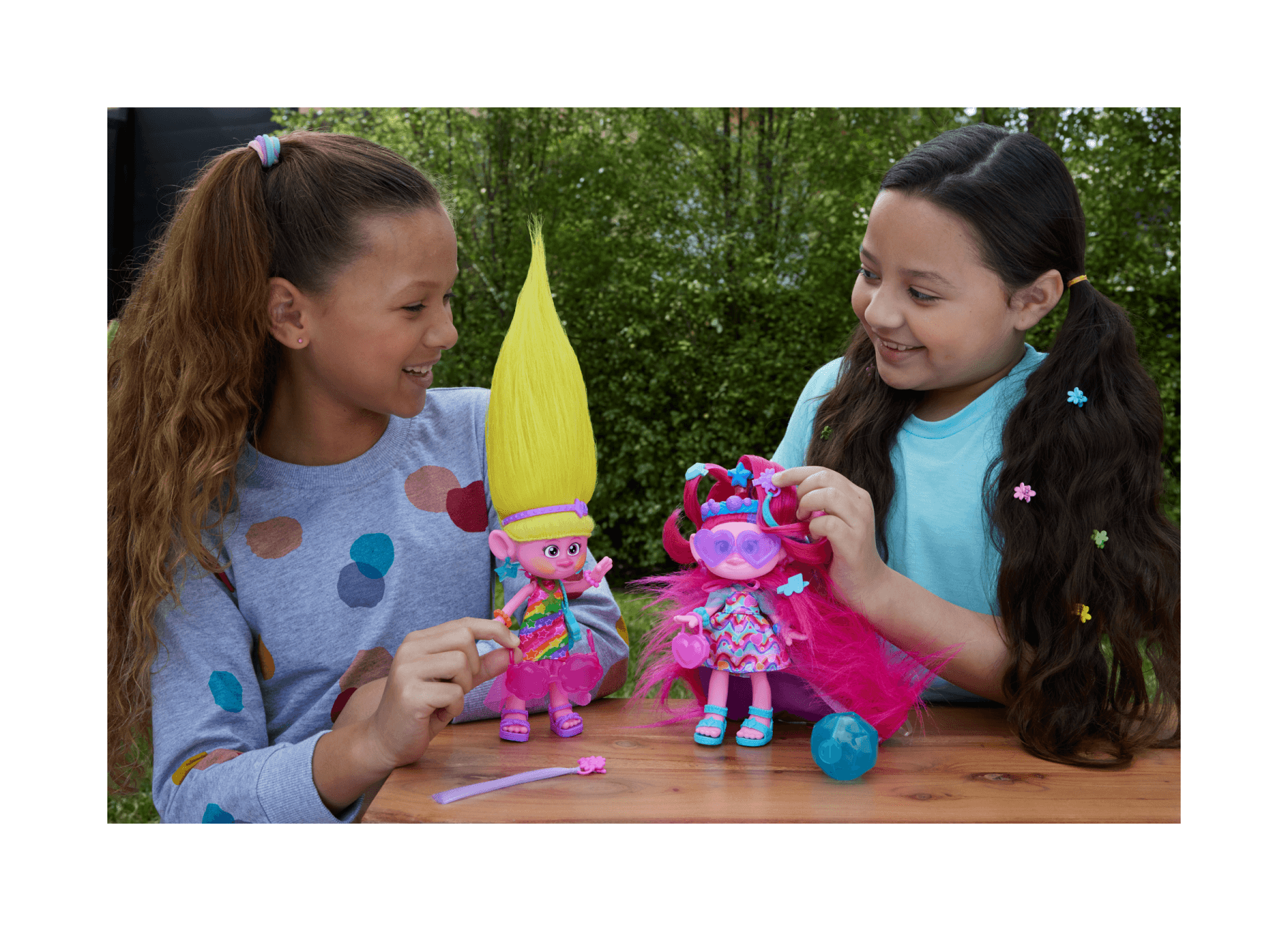 Dreamworks trolls tutti insieme - regina poppy magiche acconciature, bambola con capelli di peluche trasformabili, abiti e 15+ accessori, look ispirato al film, 3+ anni, hnf16 - Trolls
