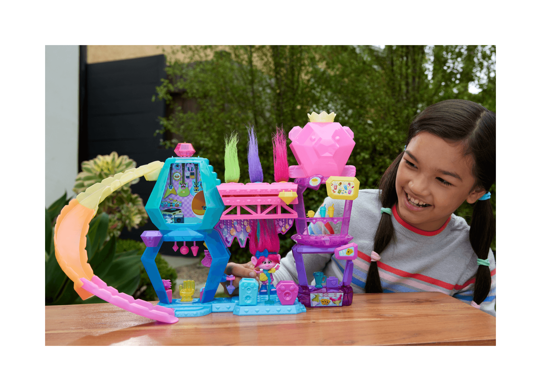Dreamworks trolls tutti insieme - playset mount rageous, con una mini bambola regina poppy, 4 amici hair pops e 25+ accessori inclusi, ispirato al film, 3+ anni, hnv37 - Trolls