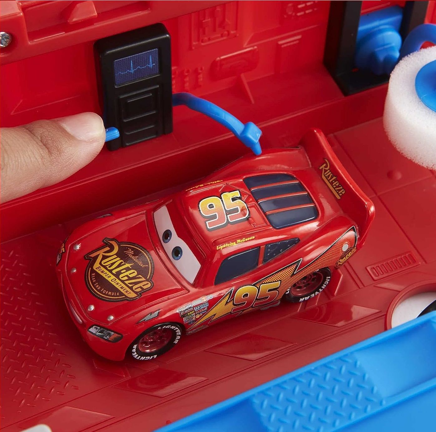 Disney pixar cars - mack trasformabile playset, giocattolo 2 in 1 con camion e officina per la messa a punto, con lanciatore, ponte , giocattolo per bambini 3+ anni - Cars