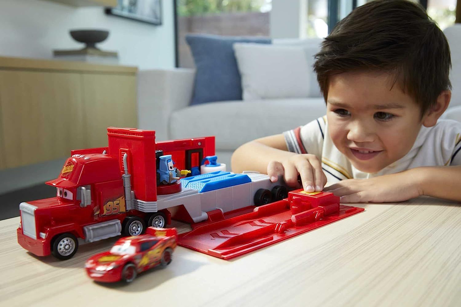 Disney pixar cars - mack trasformabile playset, giocattolo 2 in 1 con camion e officina per la messa a punto, con lanciatore, ponte , giocattolo per bambini 3+ anni - Cars