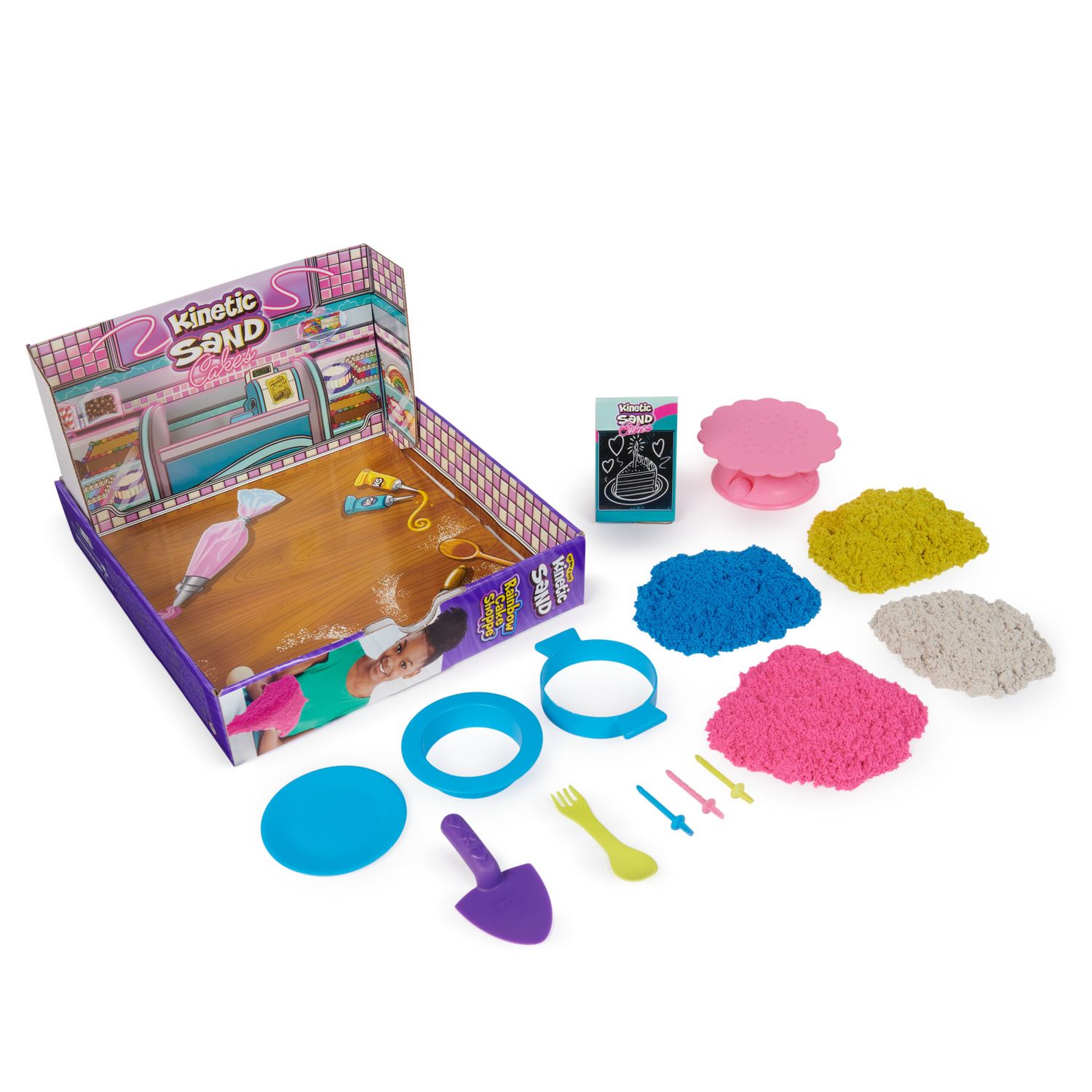 Kinetic sand rainbow cake shoppe, 680 g di sabbia da gioco gialla, rosa, blu e bianca profumata alla vaniglia, 10 attrezzi da cucina e accessori, giocattoli sensoriali per bambini dai 5 anni in su - KINETIC SAND