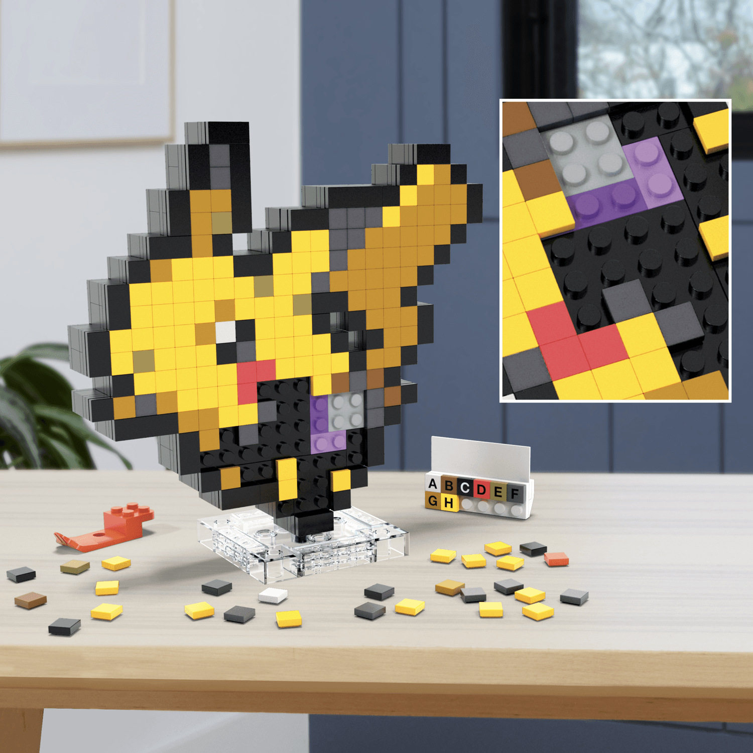 Mega pokémon showcase - pikachu, set in stile retrò pixelato da costruire con 400 pezzi, con base piana per esporlo e incisione sul retro per appenderlo - MEGA BLOKS, POKEMON