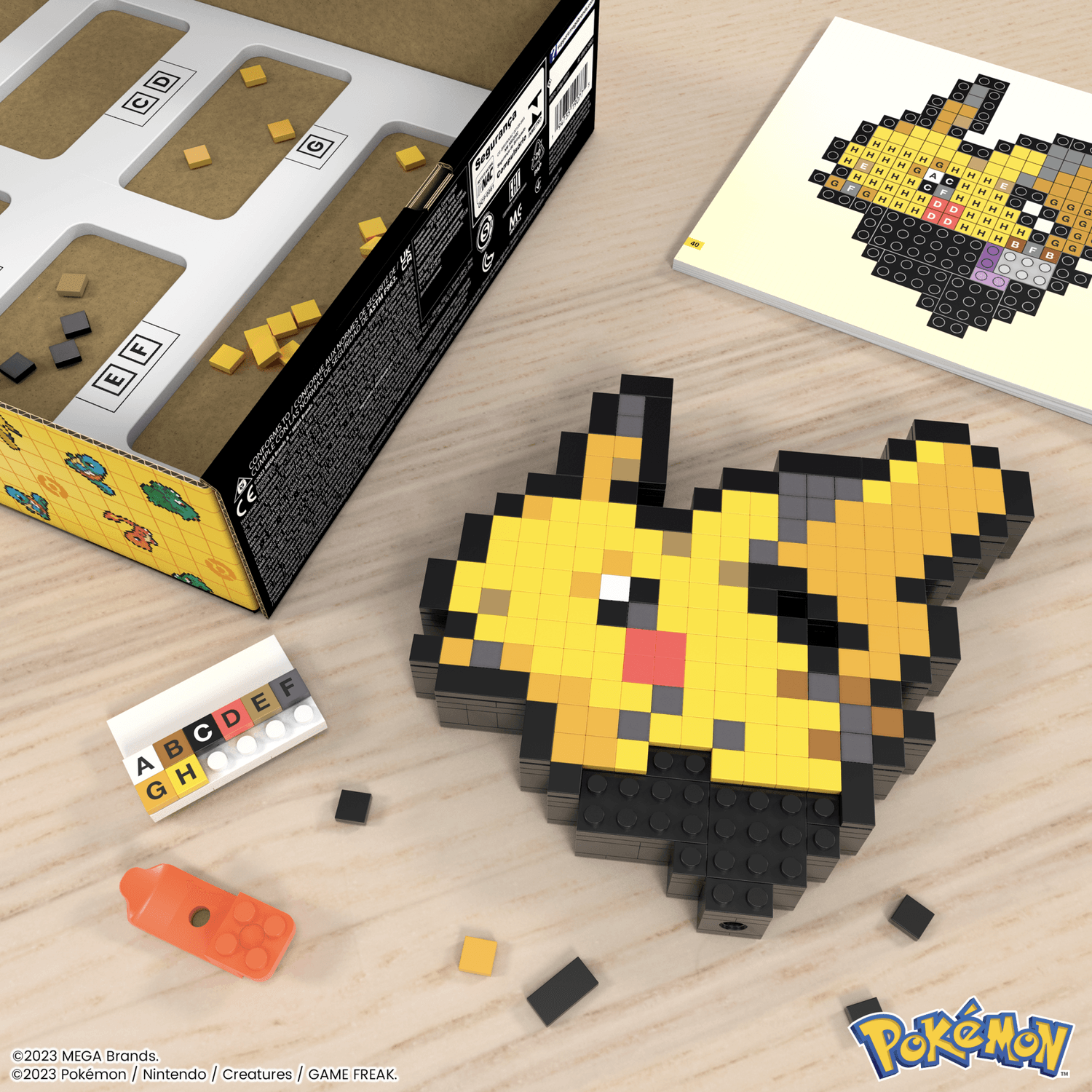 Mega pokémon showcase - pikachu, set in stile retrò pixelato da costruire con 400 pezzi, con base piana per esporlo e incisione sul retro per appenderlo - MEGA BLOKS, POKEMON