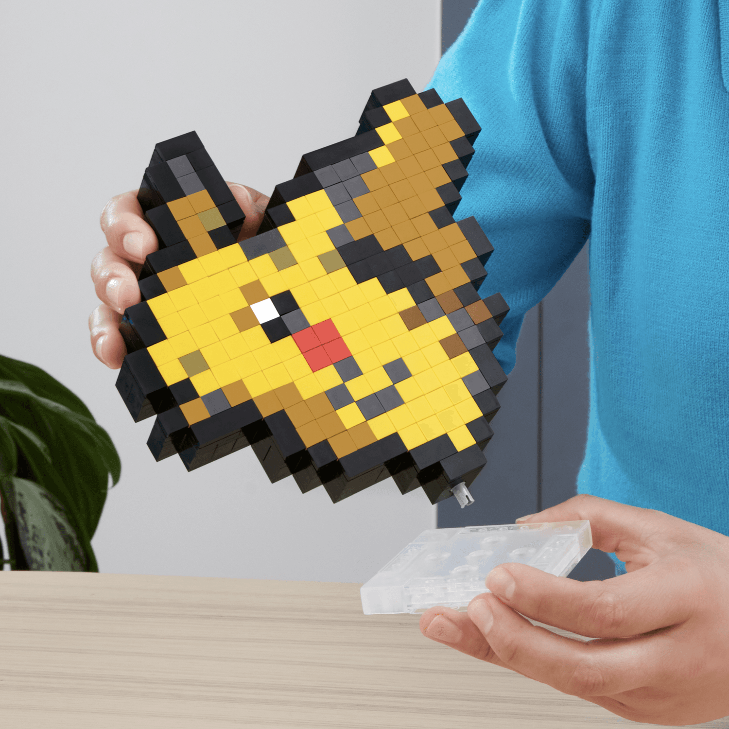 Mega pokémon showcase - pikachu, set in stile retrò pixelato da costruire con 400 pezzi, con base piana per esporlo e incisione sul retro per appenderlo - MEGA BLOKS, POKEMON