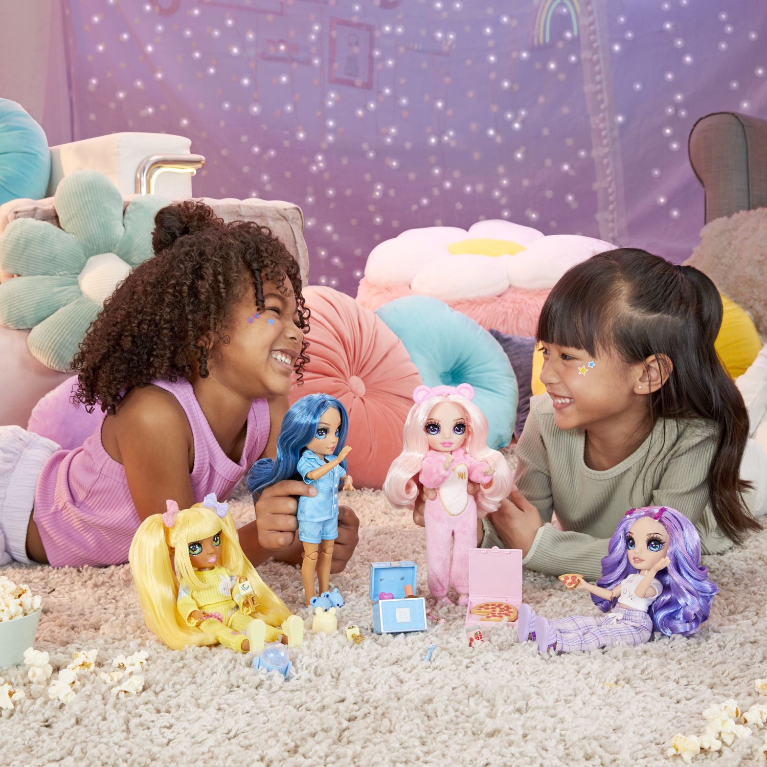 Rainbow high junior high pj party - violet willow - bambola snodata da 22 cm con morbida tutina, pantofole e accessori da gioco - Rainbow High