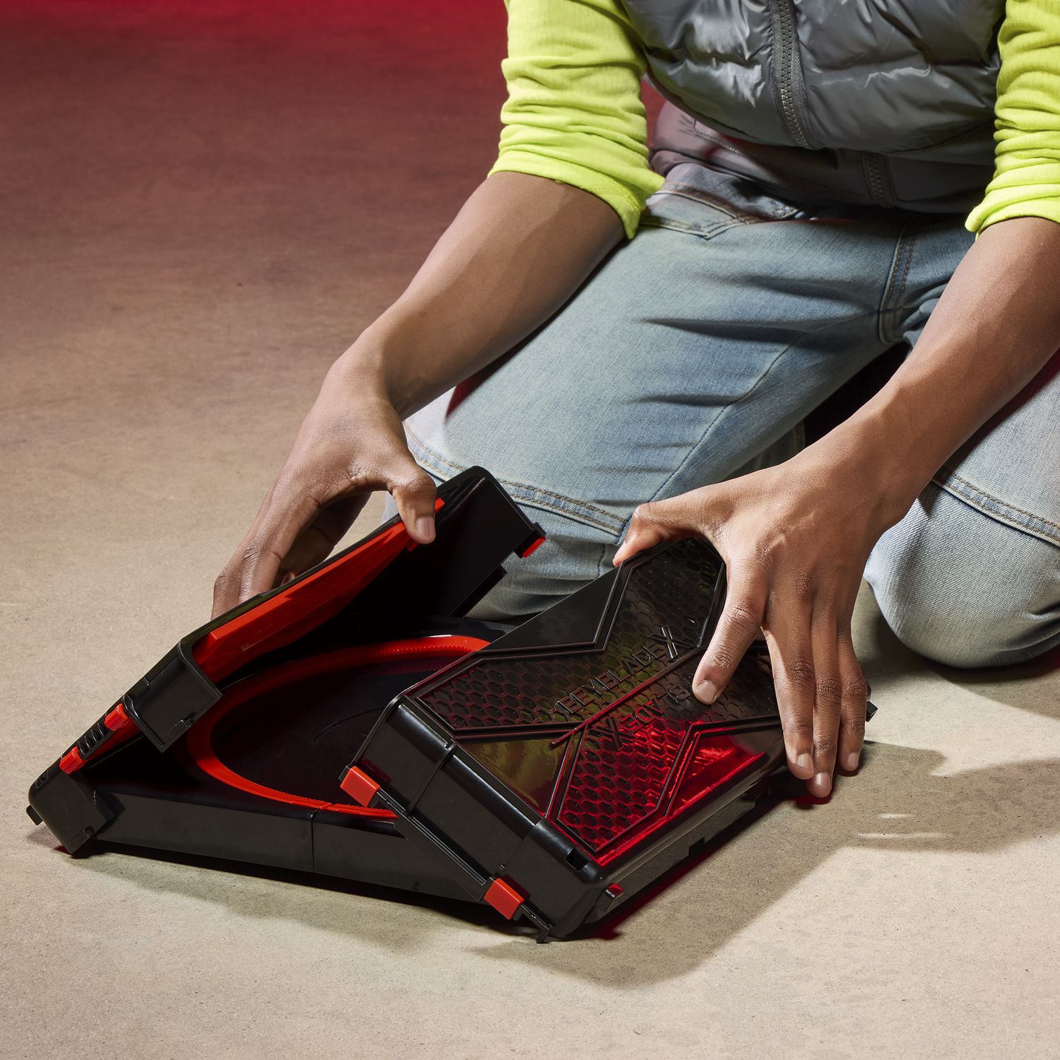 Beyblade x con l'arena clash and carry, ghiera x-celerator e trottole personalizzabili - BEYBLADE