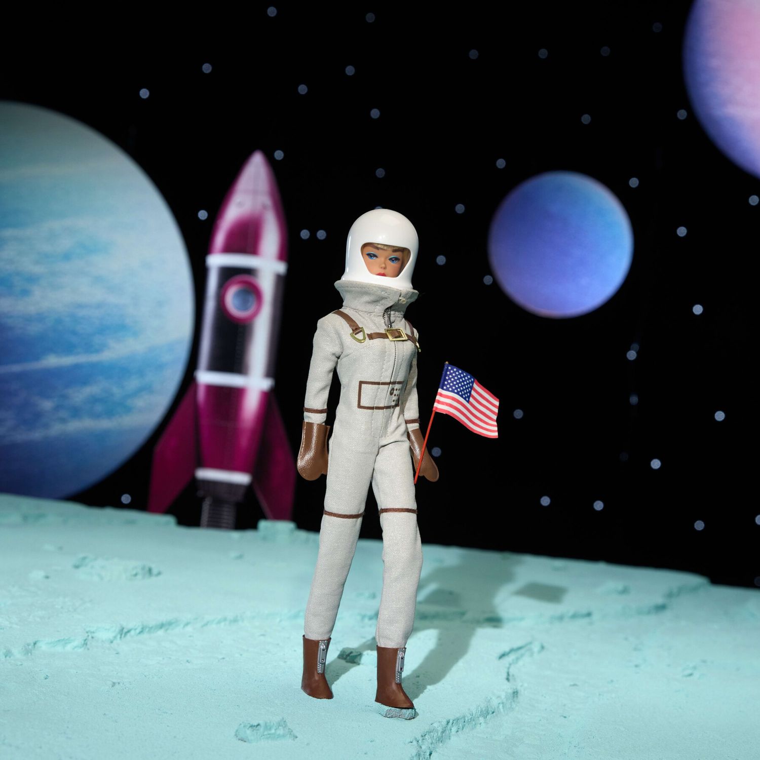 Barbie signature - barbie astronauta, bambola da collezione con tuta argentata, stivali spaziali e casco inclusi, riproduzione vintage del 1965 - Barbie