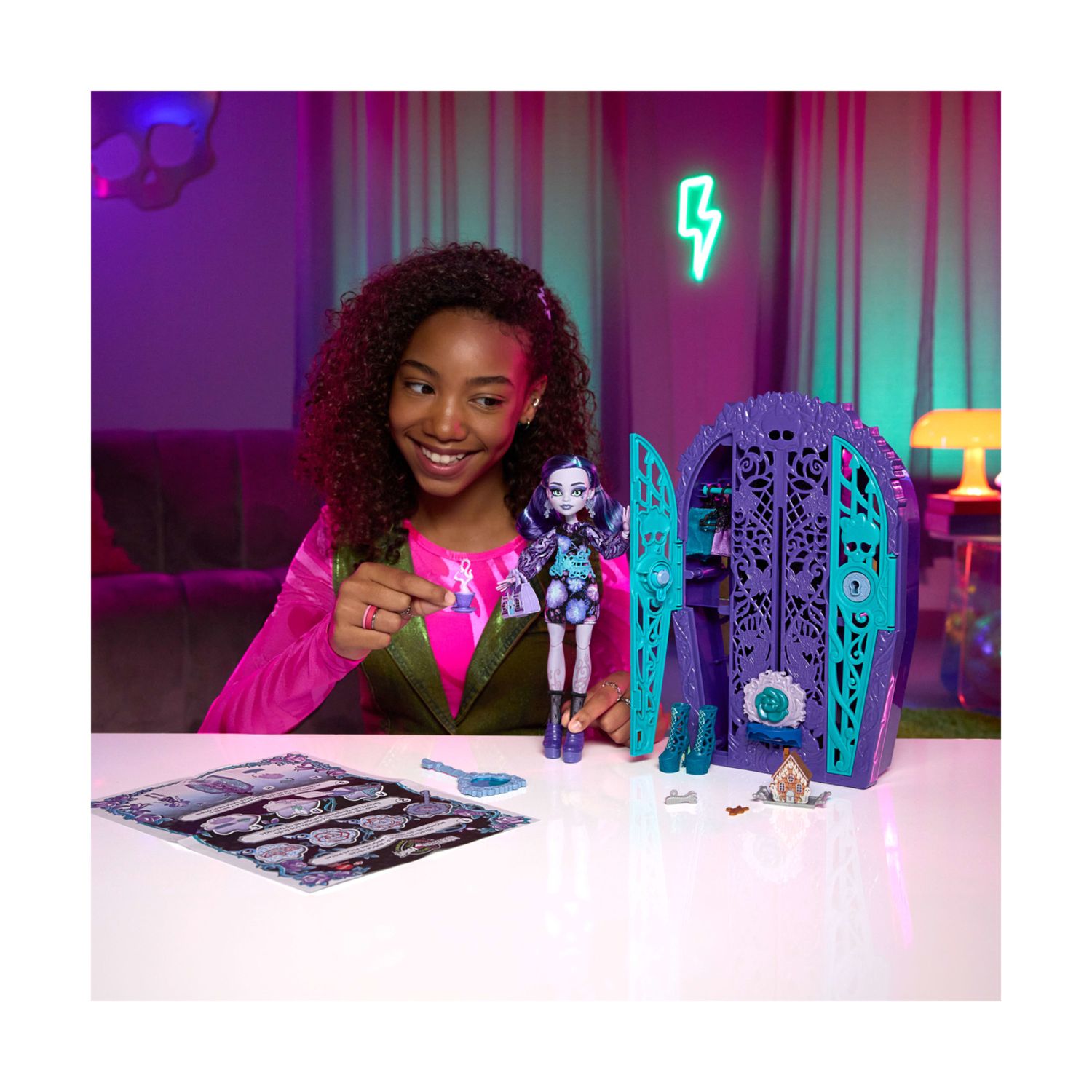 Monster high - twyla e i misteri in giardino, set con bambola e guardaroba, 19 accessori e abiti inclusi - Monster High