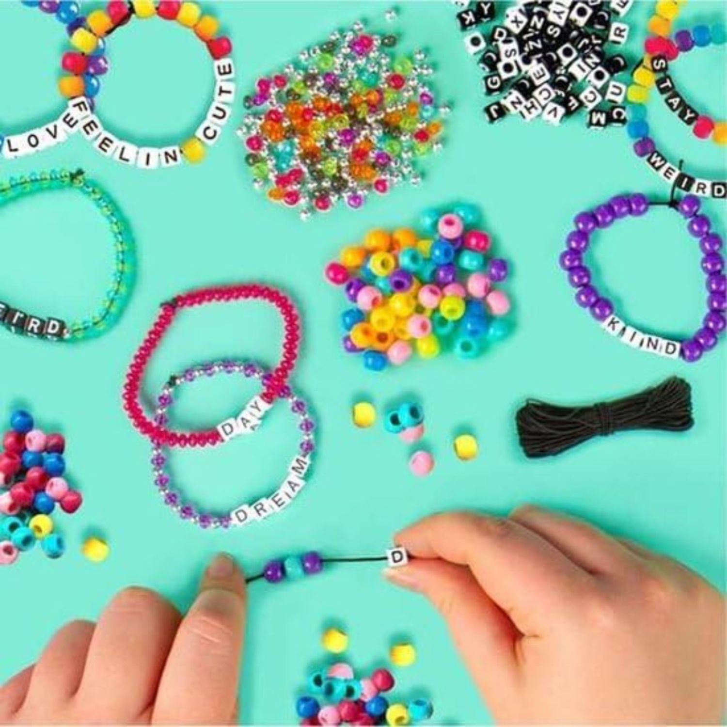 Crayola creations - set crea i tuoi braccialetti alphabet bead – it’s my story, attività creativa e regalo per bambine, da 8 anni - CRAYOLA