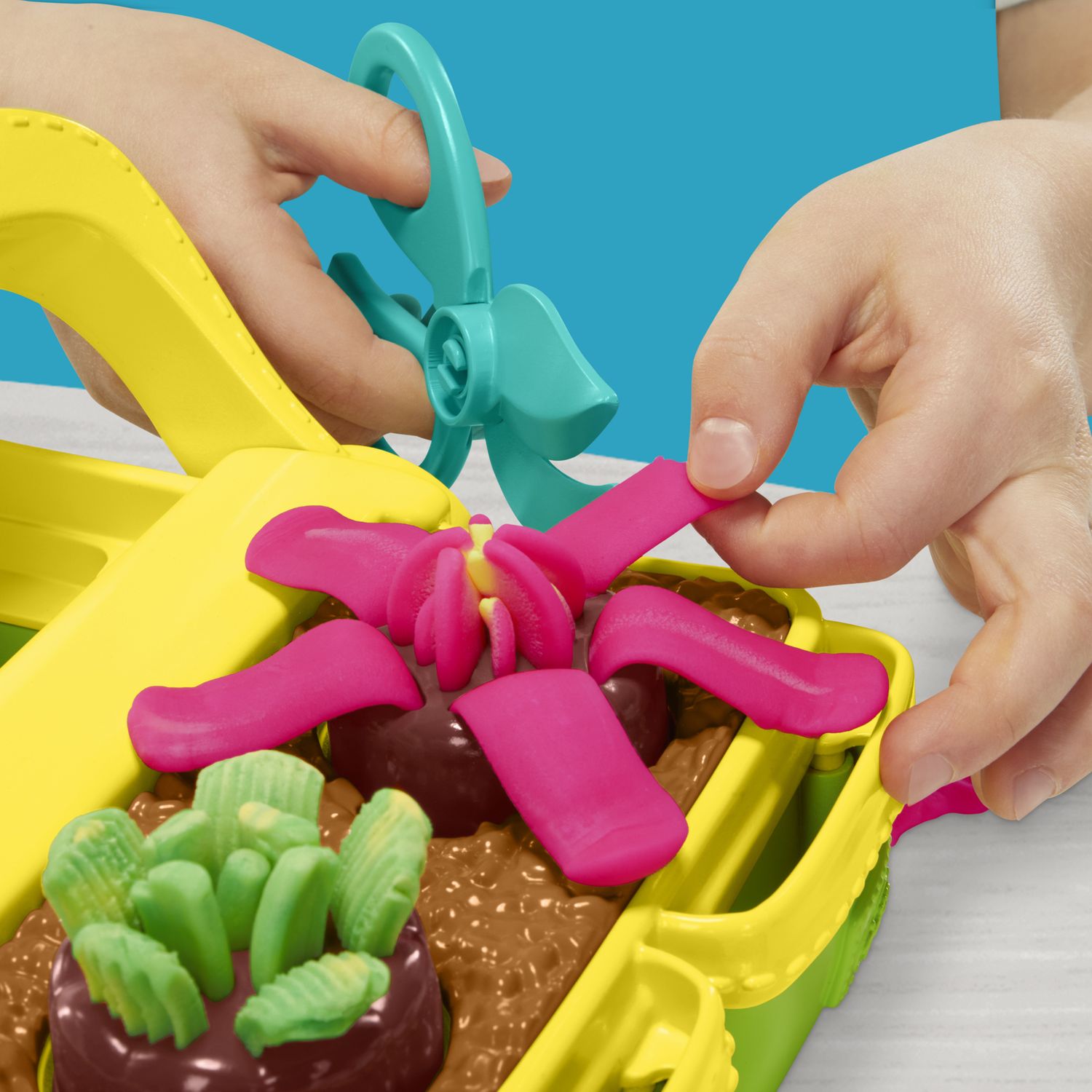 Play-doh, cestino fiorito per creare piante e fiori colorati.giocattolo con natura finta. include 5 vasetti di pasta modellabile play-doh - PLAY-DOH
