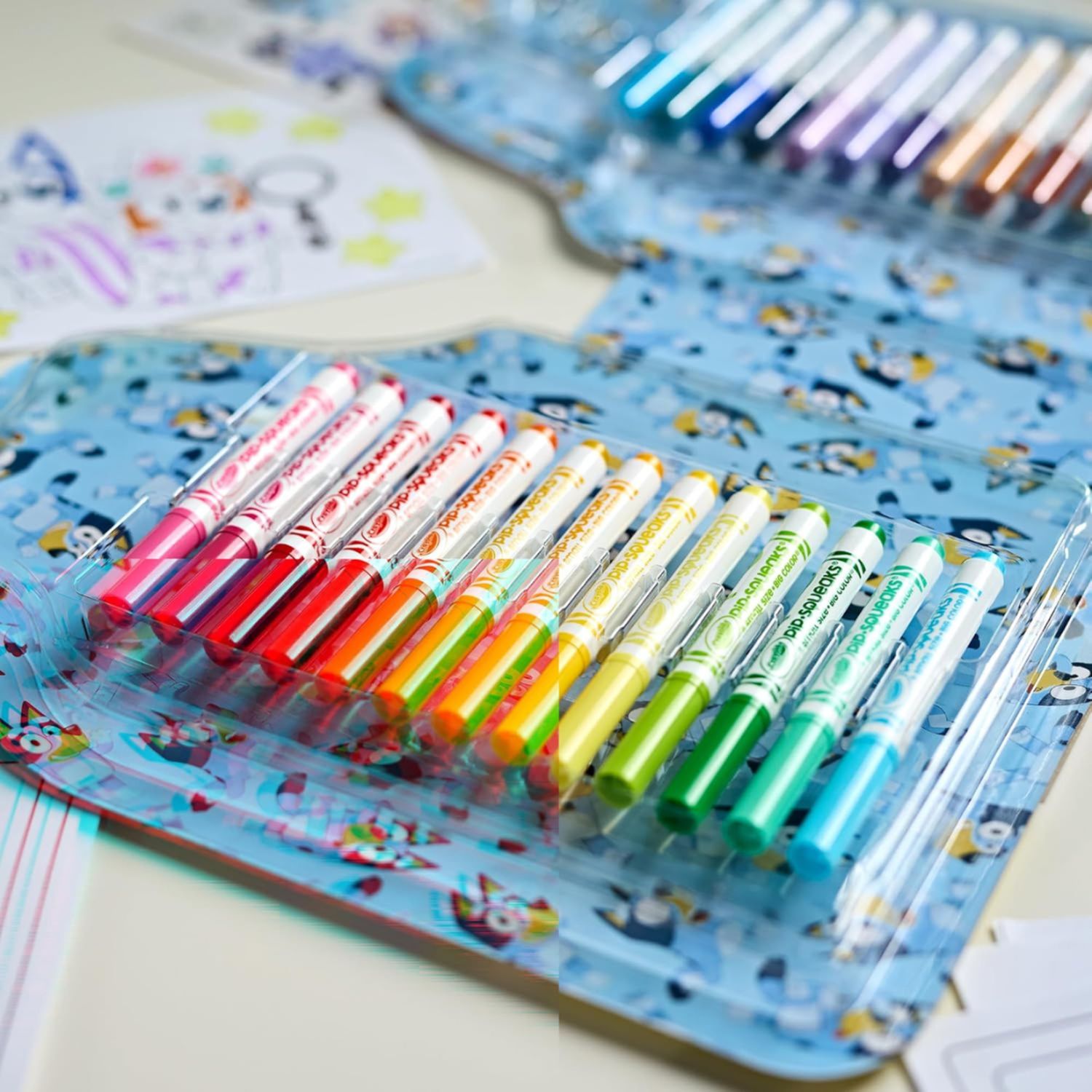 Crayola - valigetta colori & adesivi bluey, set con pennarelli, pagine da colorare, adesivi, 45 pezzi, regalo creativo per bambini, da 5 anni, 04-0784 - CRAYOLA