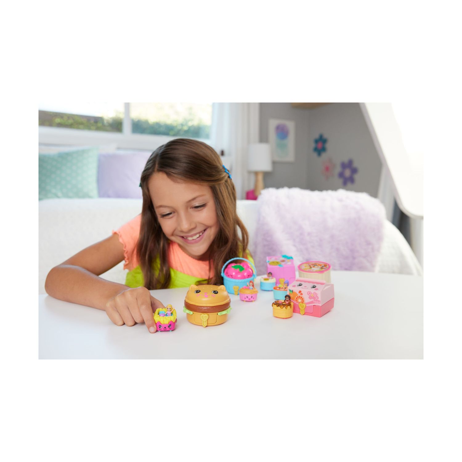 Polly pocket - tiny take out reveal, cofanetto a tema merenda con mini bambola, veicolo e quattro accessori - Polly Pocket
