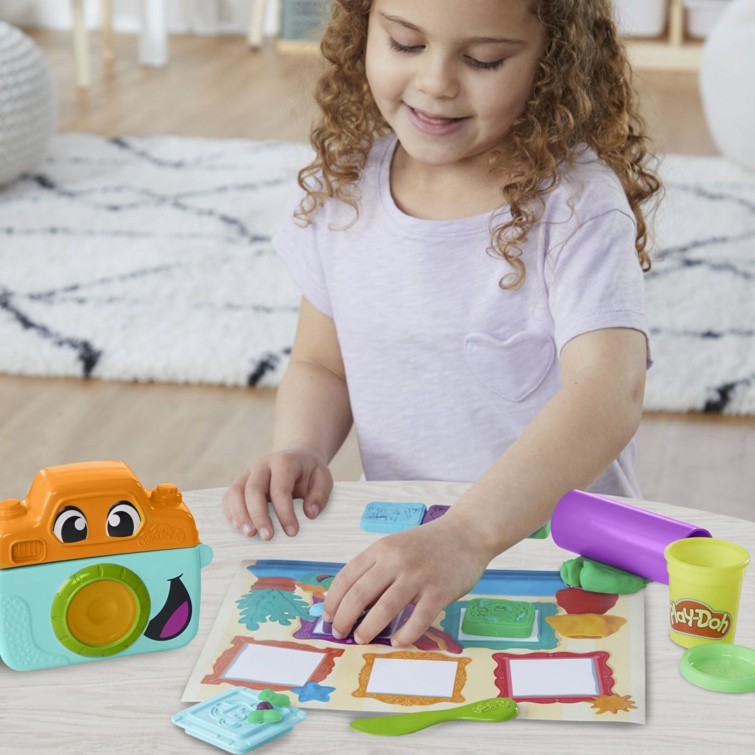Play-doh prima macchina fotografica – set creativo per bambini dai 2 anni con fotocamera giocattolo, 3 vasetti di pasta, 7 accessori e tappetino - PLAY-DOH