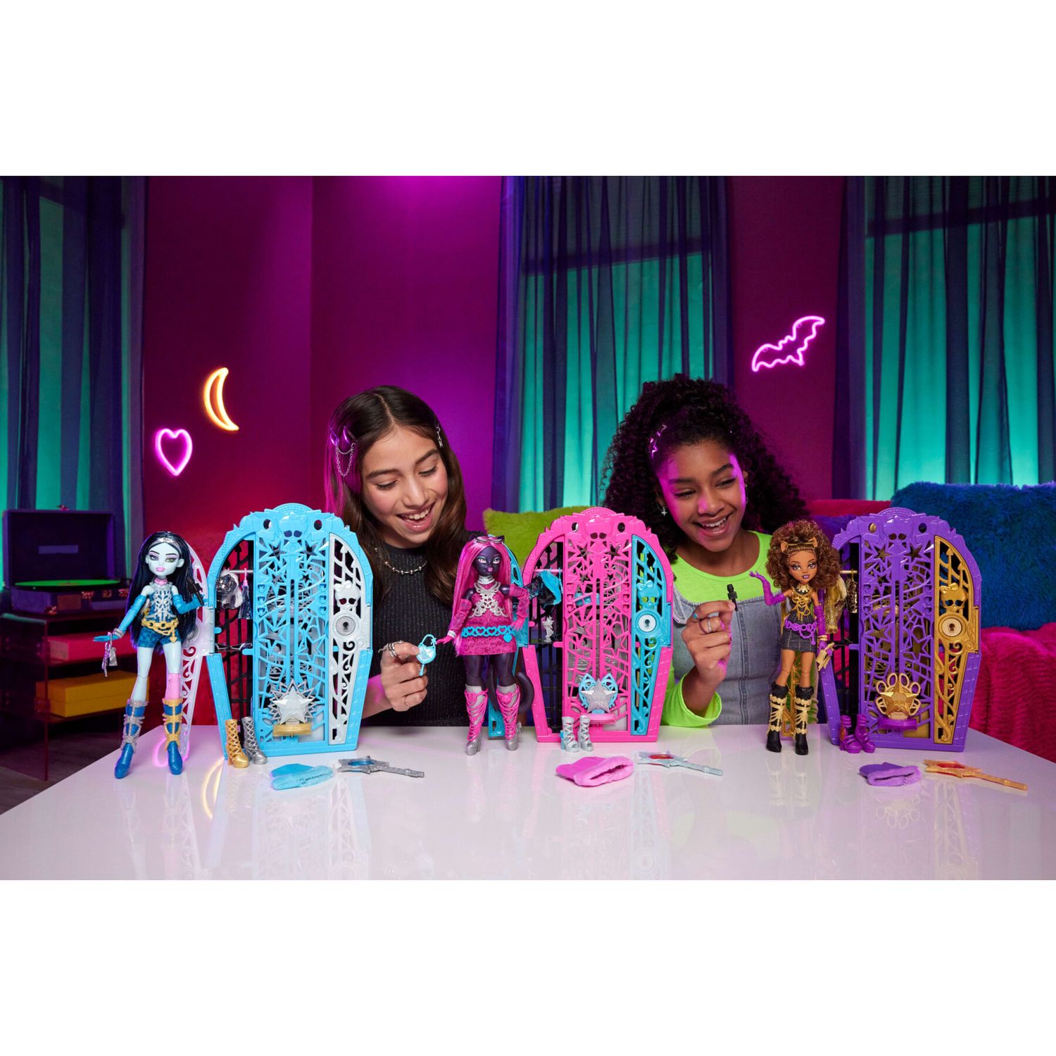 Monster high - clawdeen wolf i misteri di hauntlywood, bambola con abiti, guardaroba e 19 accessori glamour a sorpresa - Monster High