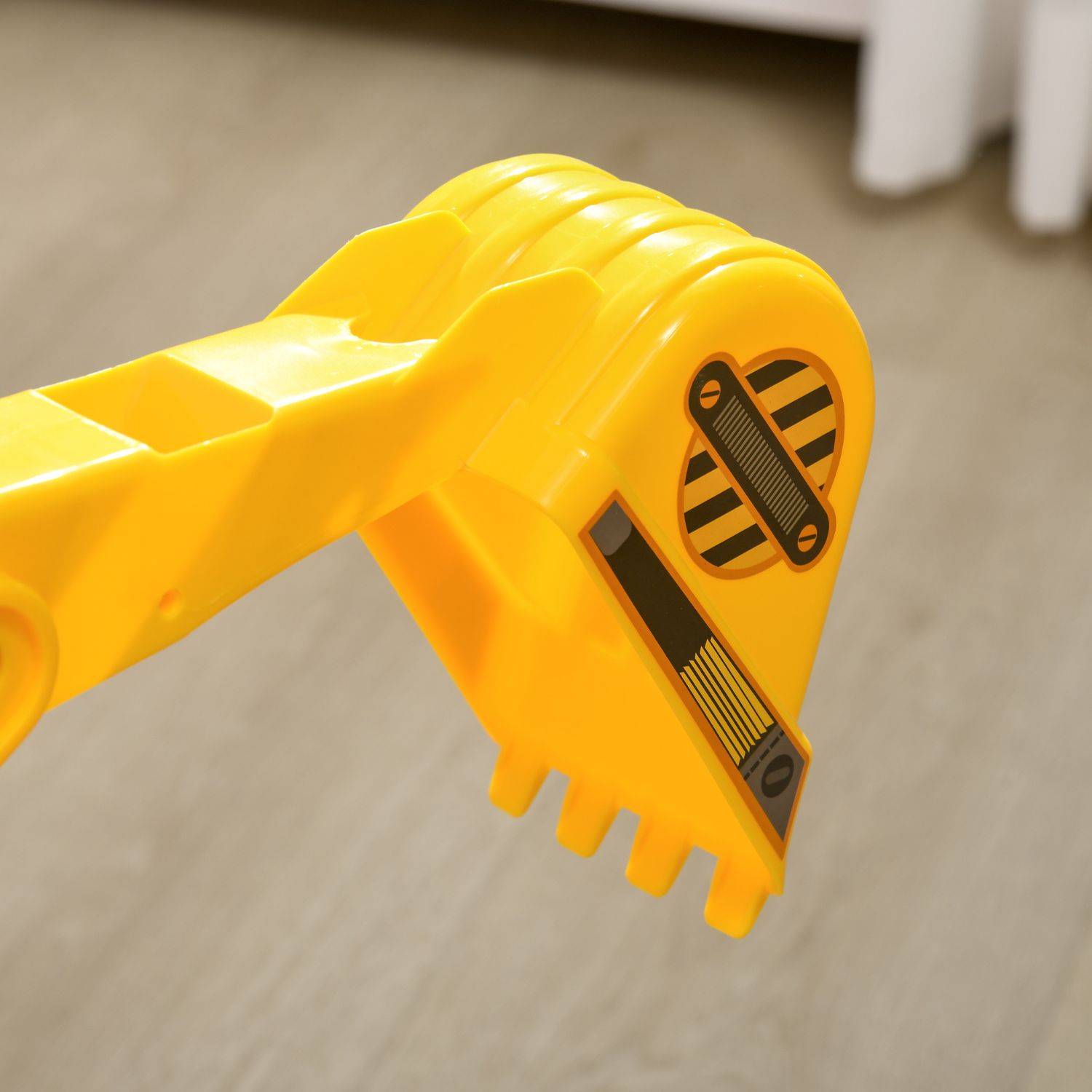 Escavatore ruspa giocattolo cavalcabile per bambini max. 30 kg con schienale, braccio mobile e vano contenitore, 78x24x58.5cm - 