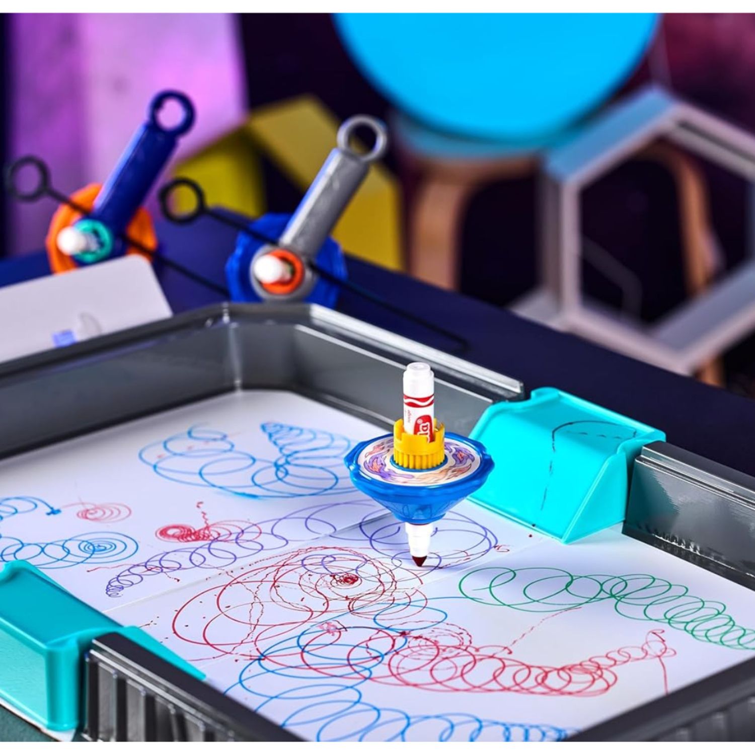 Crayola - colourwhirls, la trottola dei colori, set valigetta arena con 4 trottole - CRAYOLA