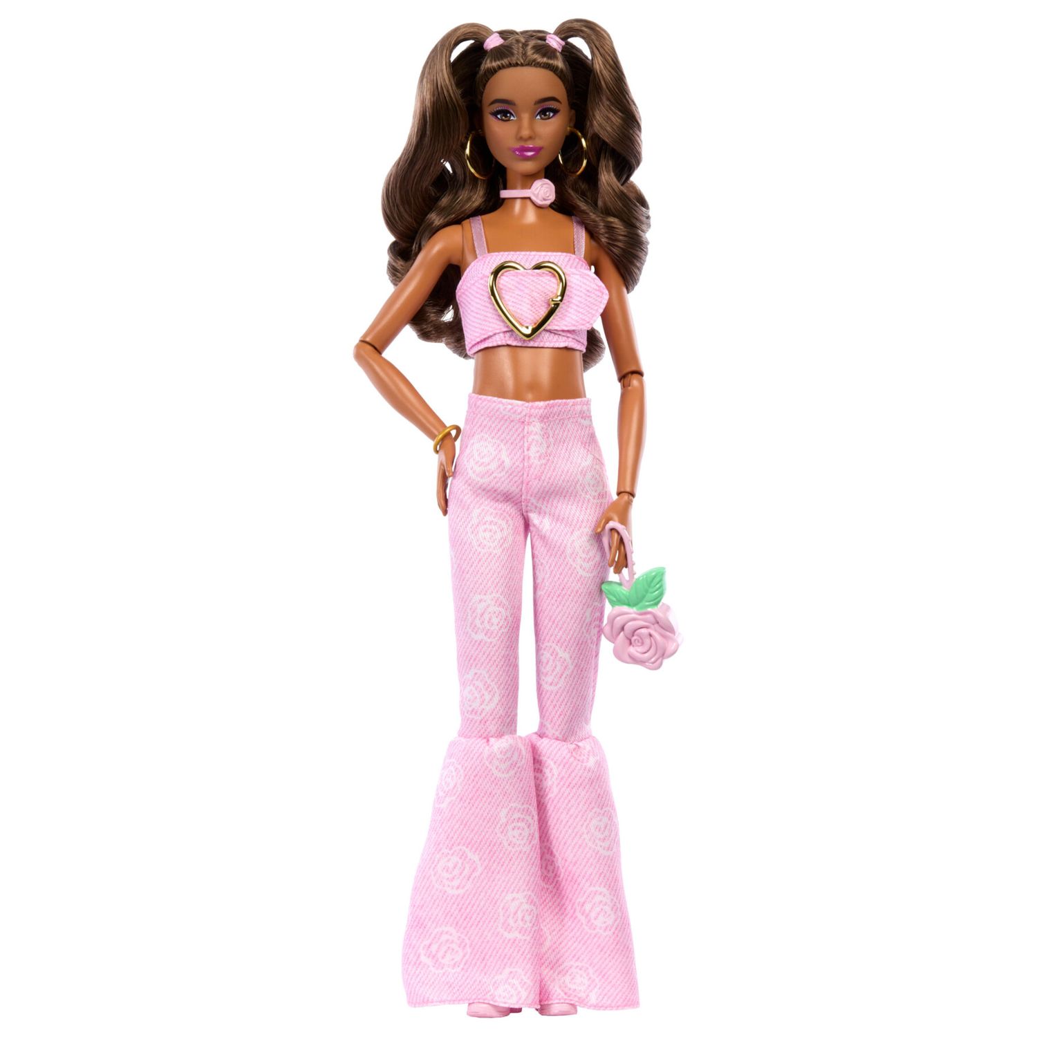 Barbie - deluxe style flare jeans,  bambola dai capelli castani mossi e top in denim rosa, jeans svasati con stampa rosa e accessori - Barbie