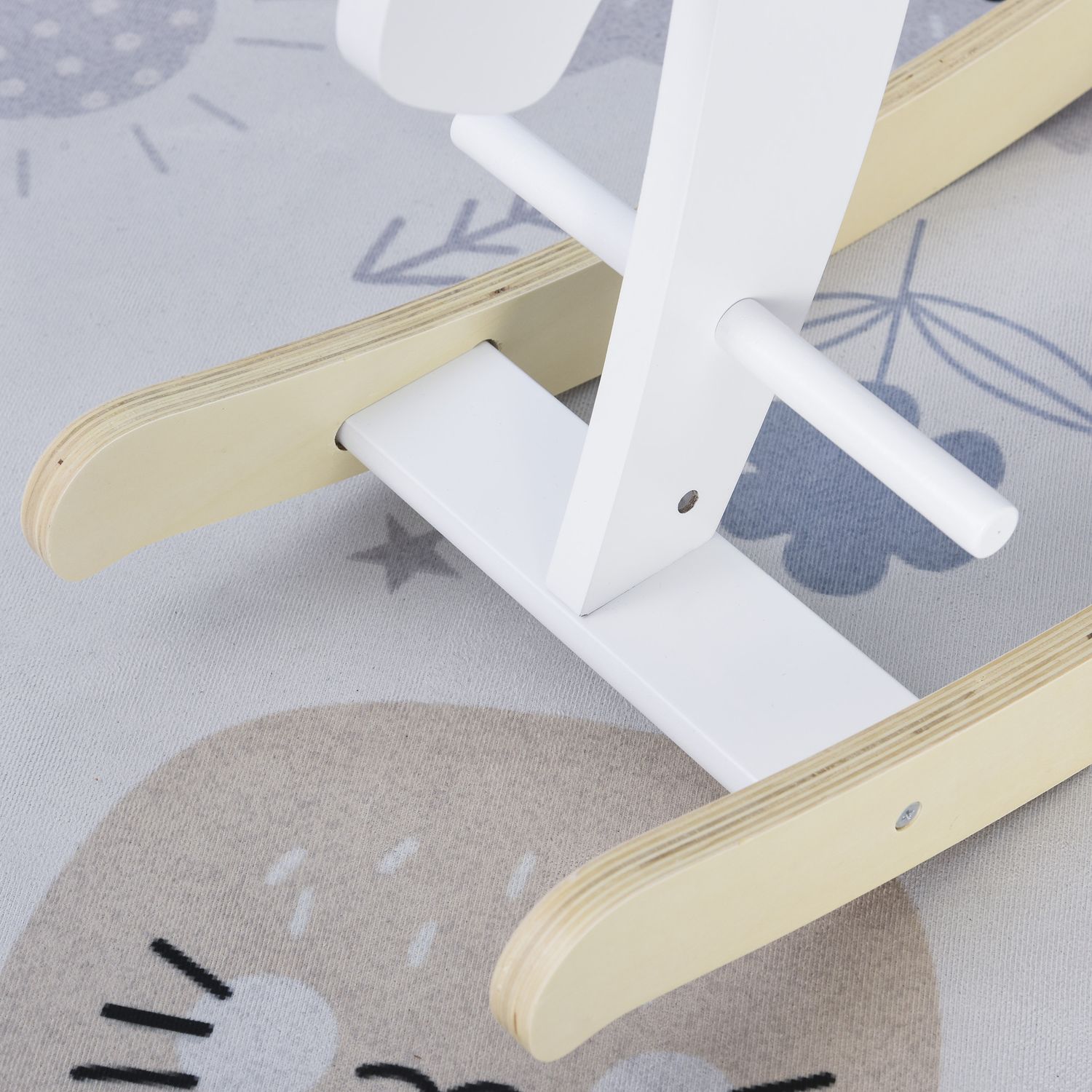 Cavallo a dondolo bambini da 1-3 anni in legno con maniglie e poggiapiedi, 68x26.5x48 cm, bianco - 