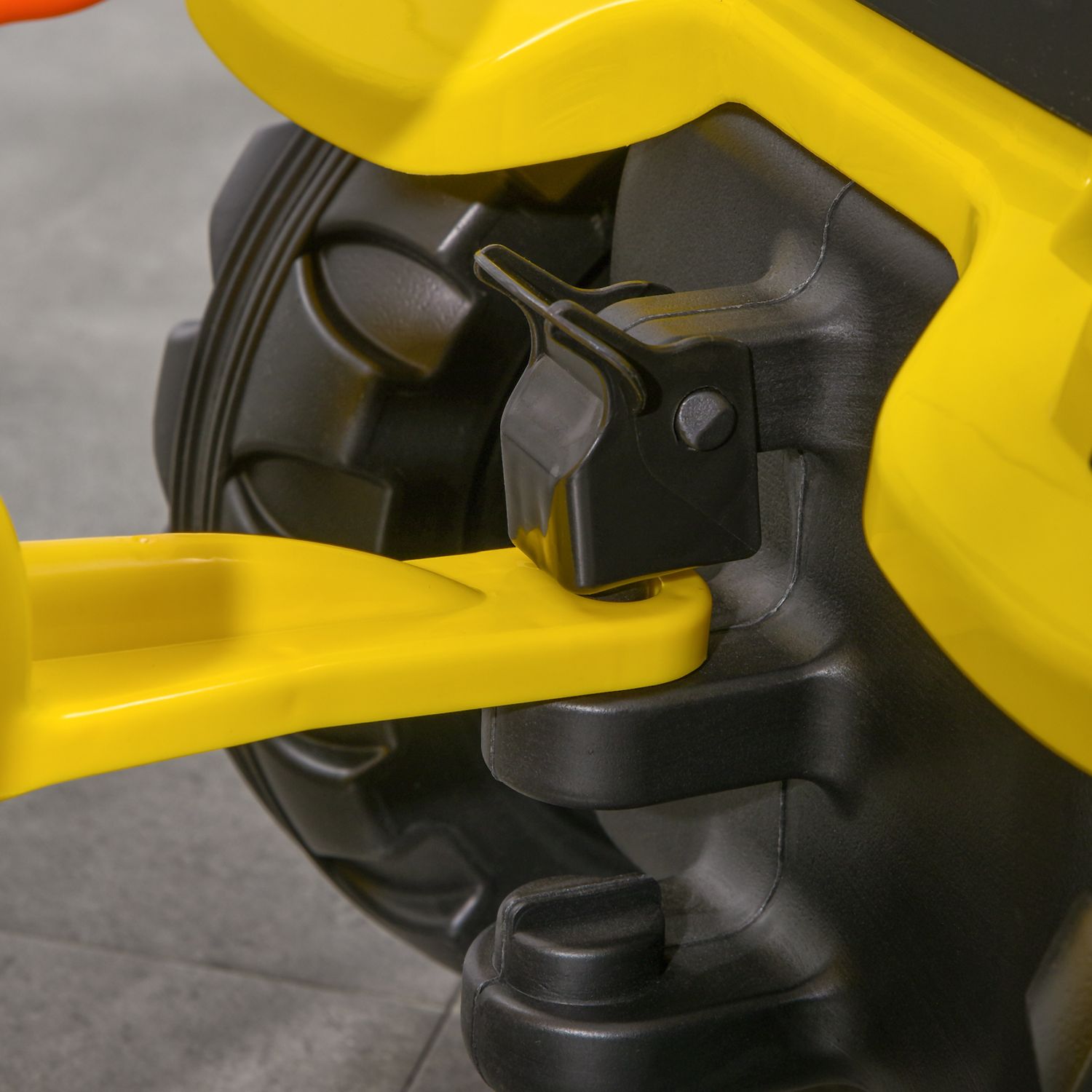 Trattore a pedali per bambini da 3+ anni con rimorchio, rastrello, pala e clacson, giallo - 