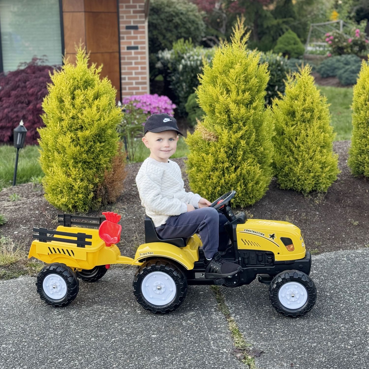 Trattore a pedali per bambini da 3+ anni con rimorchio, rastrello, pala e clacson, giallo - 
