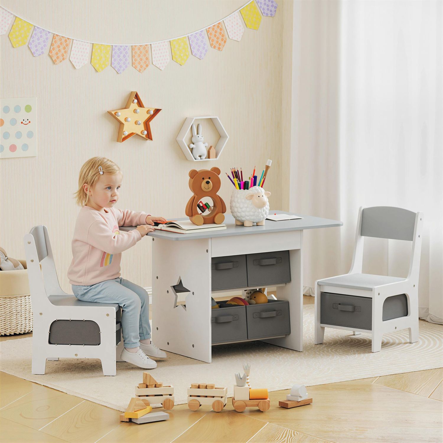 Set tavolo e sedie per bambini 3-8 anni con 6 cassetti e bordi arrotondati, in legno e tessuto, grigio e bianco - 