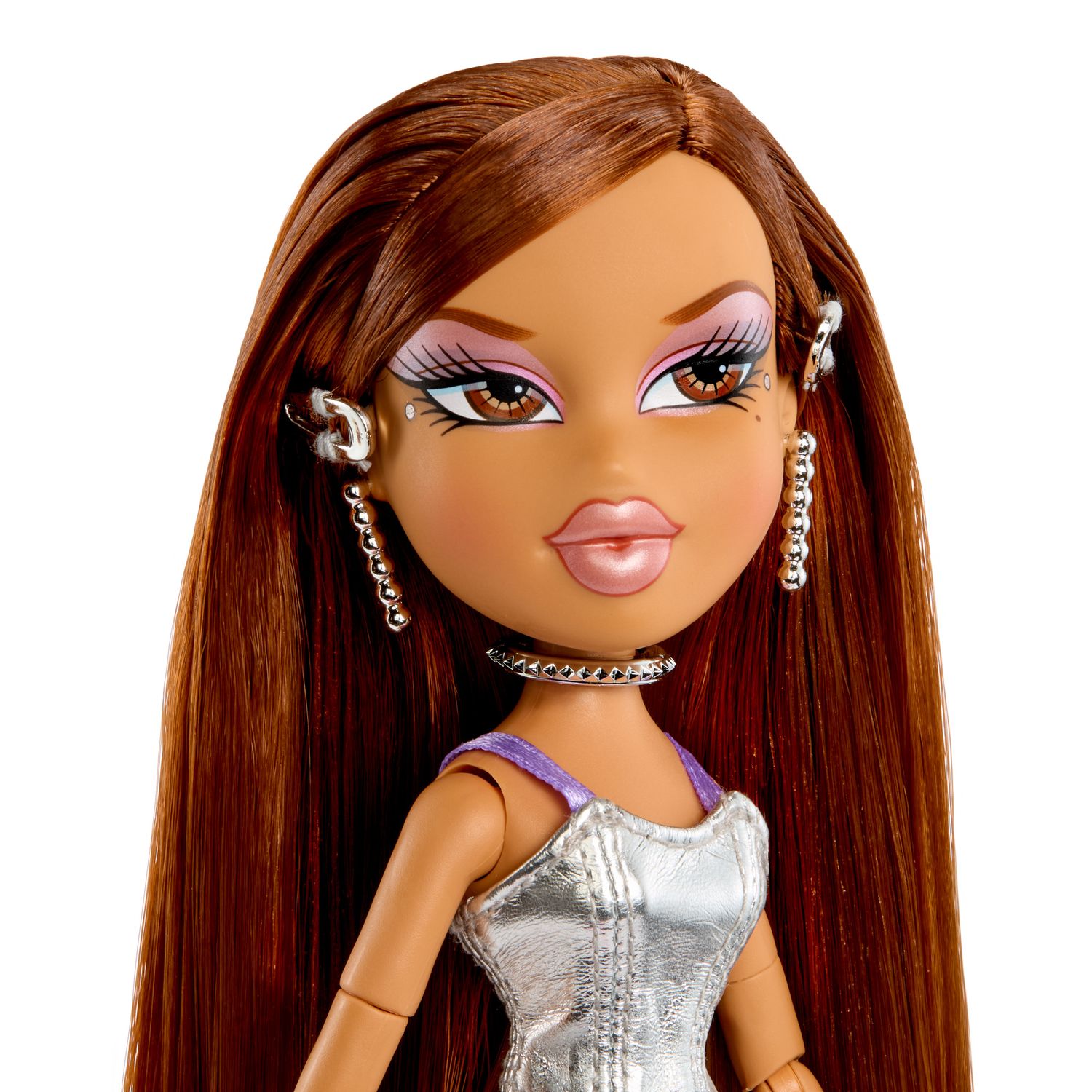 Bratz charmz yasmin - bambola fashion con braccialetto e charm collezionabile, include outfit e accessori, confezione da esposizione - BRATZ